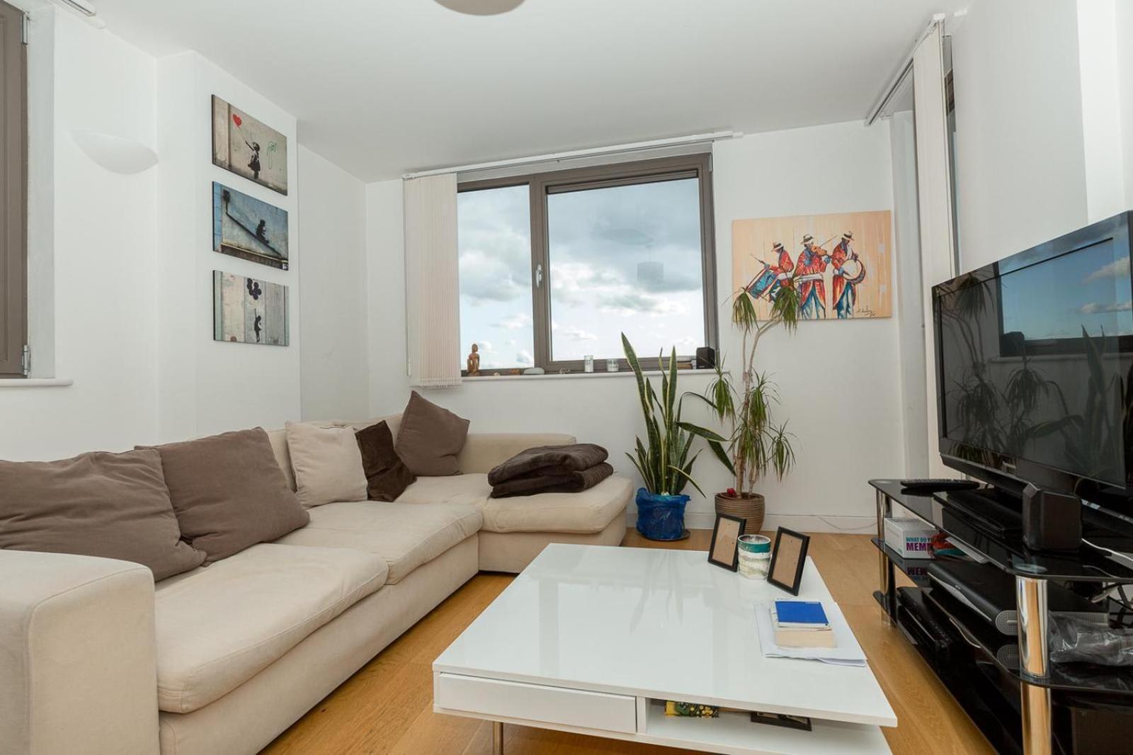 2 Bedroom East With Amazing Views * Londra